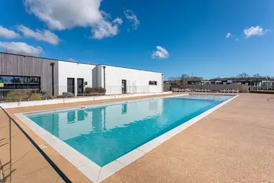 Image de Bungalow \"Trois Chambres En Campagne\" avec piscine partagée, Wi-Fi et climatisation