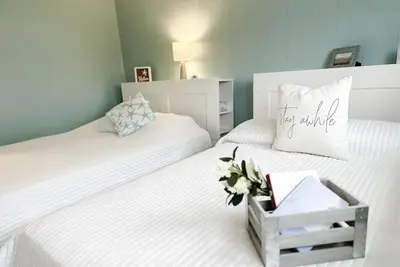Image de Stylish condo steps from the beach! Elegant blend of comfort and convenience.