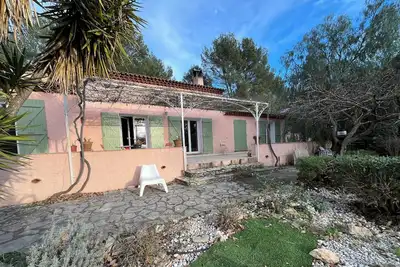 Image de Maison de charme dans un cadre bucolique entourée d'une végétation luxuriante