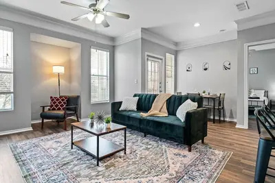 Image de Refined Unit | 2br 2ba | Pool Access