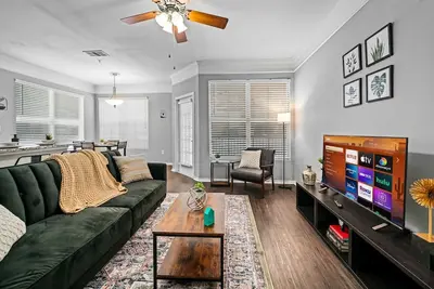 Image de Upscale Living | 2br, 2ba | Pool