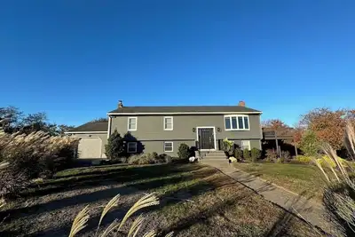 Image de Enchanting Fully Remodeled Home with A/C In Highly Sought after Eastwood Look!