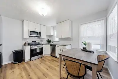 Image de New Modern 4-Bedroom Home with Arcade Games – Near Downtown Cleveland & Airport!