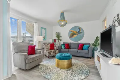 Image de Newly Renovated Condo - Private Beach
