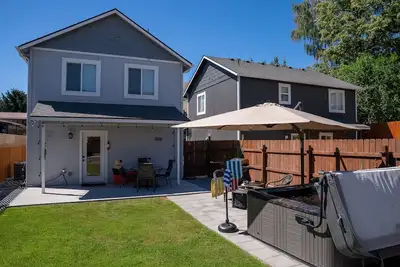 Image de New! Private hot tub / Close to town / Cozy and pet friendly
