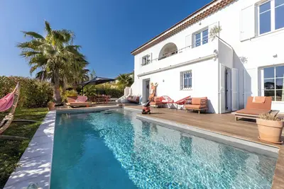 Image de Chambre Deluxe avec piscine et jardin vue mer