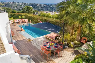 Image de Chambre privée avec piscine et jardin vue mer