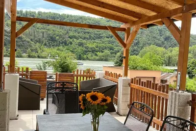 Image de House on the Rhine with mountain views