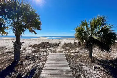 Image de 3br, 2ba Beach Front Peaceful Retreat Recently Renovated with Private Boardwalk