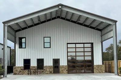Image de 4 Bedroom 3 1\/2 Bath Brand New Dog Friendly Barndo with Ac Enclosed Boat Storage