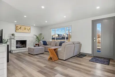 Image de \" The Modern Nest “5-bedroom 2 full bath house near Salt Lake Downtown Ac, WiFi