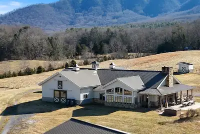Image de Mountain Views! One of a kind Mountain Stable!