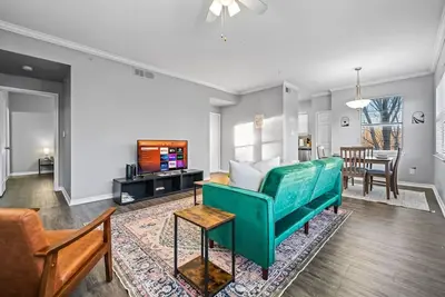 Image de Sleek Retreat | 2br, 2ba | Pool Access