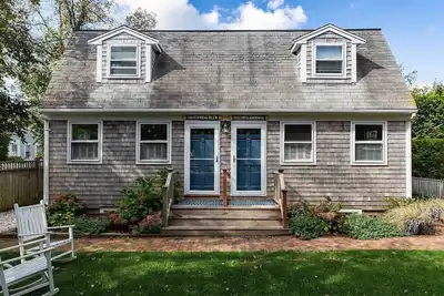 Image de Chic 2-bedroom townhouse, 10-minute walk to town