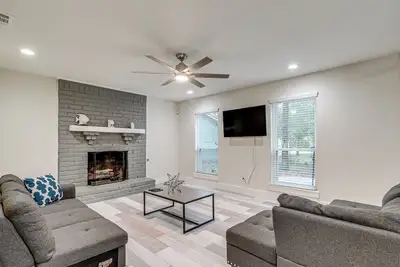Image de 3 Mi to The Woodlands: Warm & Welcoming Home!