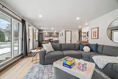 Image de 5 Min. Walk To Titletown District Updated 3 Br Home