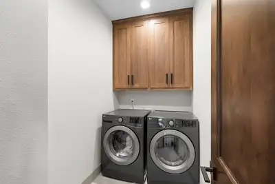 Image de Downtown Govy Lodge, 4 bedroom with Hot Tub, Ac, WiFi and Game Room!