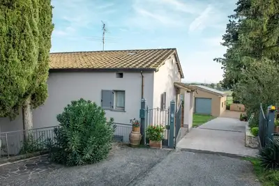 Image de Tipico casale di campagna con resede e parcheggio auto. Si accettano animali