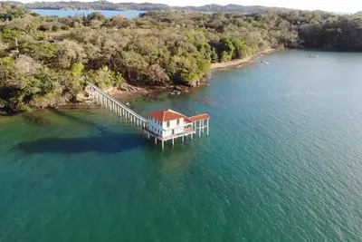 Image de Charming 2-bedroom, 2. 5 bath Over-water House on Secluded Beach!