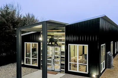 Image de South of Norman, Cougar Cabin with Air Hockey, Fireplace