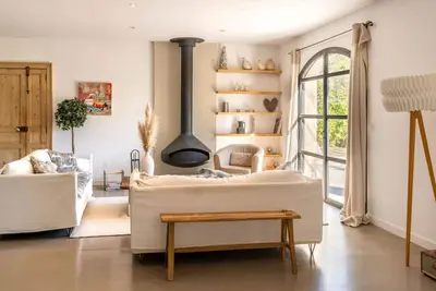 Stylish villa with pool in private domain, walking distance to the shops and public transport