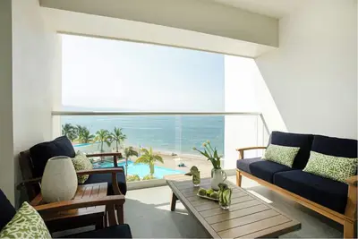 Image de Centrally Located Beach Front Condo with Best View in Town
