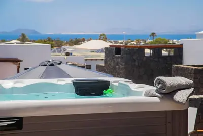 Luxurious 220 sqm with whirlpool, heated pool, barbecue and sea view
