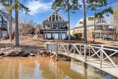 Image de Big Water Views from this waterfront home on Lake Keowee. Close to Clemson.