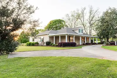 Image de Joyce's Place at Addis Acres/spacious luxury/gorgeous water view/fire pit