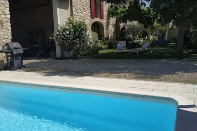 Image de Mas en Provence avec jardin et piscine. Animaux de compagnie acceptés!