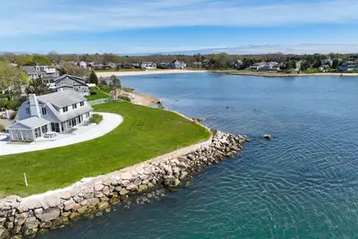 Image de Waterfront 4-bedroom house in Bourne with WiFi and Ac. Panoramic Ocean views.