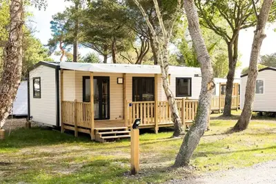 Image de Mobilheim Premium 40m2 (3 Schlafzimmer) + Terrasse + Tv + Geschirrspüler 6 persons