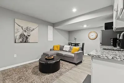 Image de Stylish MidModern 1 Bed Apartment - Lower Level\/Private Entrance