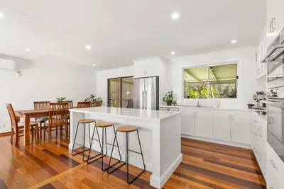 Image de Family home located near the beach, shops, backing koala reserve.