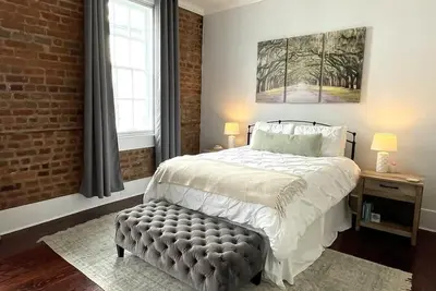 Image de Stylish Apt on Broughton, Historic Downtown