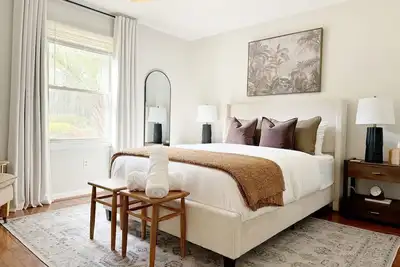 Image de Family Home w Pool & Game-room near Downtown & Beach