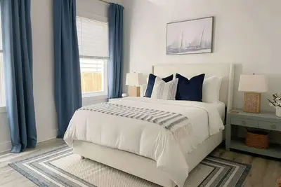 Image de Elegant Duplex Steps to Forsyth Sleeps 8 Near Park