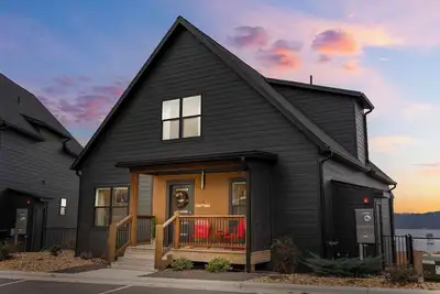 Image de Retro Lakeview Escape | Hot Tub, Games & Pools