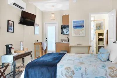 Image de Charming cottage in fabulous Pensacola just steps from the water with water view