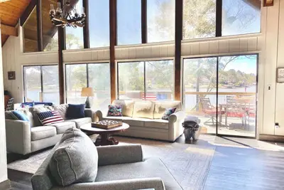 Image de Rustic 3 bedroom, 3 bathroom cottage on Logan Martin Lake