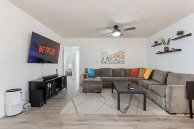 Image de Stylish Upscale Condo in the Heart of Long Beach!
