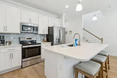 Image de Peaceful Island Townhome - One Block to the Beach