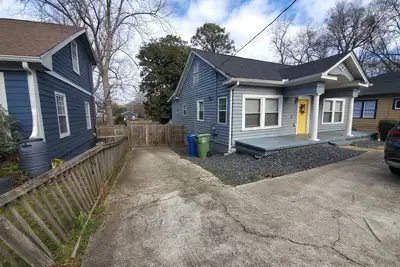 Image de Cozy 2-bedroom, pet-friendly house in Atlanta with fenced-in back yard.