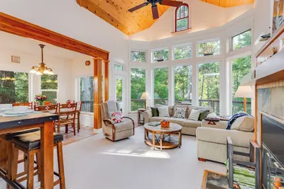 Image de Beach home in the trees! Dog friendly, 3 bedroom, 3. 5 bath home, blocks to the beach and town!