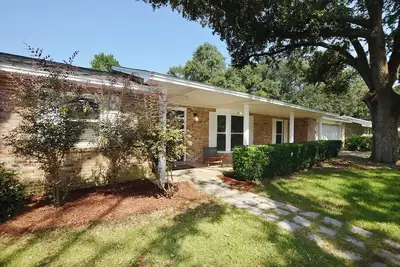 Image de Charming 4-bedroom house with fireplace and WiFi, in convenient Pace, Fl