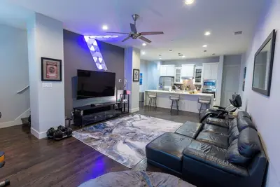 Image de Modern 2 Br, 4 Story Smarthome with Rooftop Hot Tub, Game Room and Skyline Views