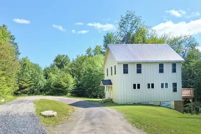 Image de Brand new family home nestled in the woods close to Waterbury, Stowe, and Sugarbush