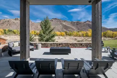 Image de Book for Summer! Ketchum Home with Hot Tub, Indoor/Outdoor Fireplaces, Pool Table, Mountain Views!