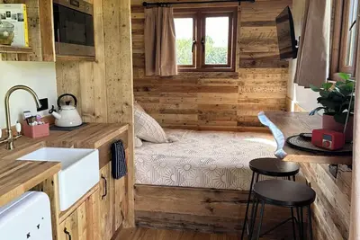Image de Charming Shepherds Hut in peaceful Lydiard Millicent walking distance to pub