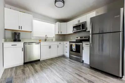 Image de Escape to Sunset Cove, a serene lakeside retreat with modern comforts, stunning views